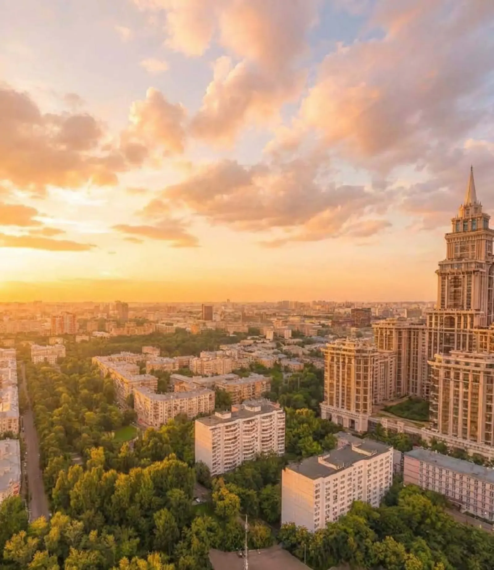 Панорама Москвы на закате с высотной башней на переднем плане — вид, похожий на открывающийся с верхних этажей дома МАСТЕРС
